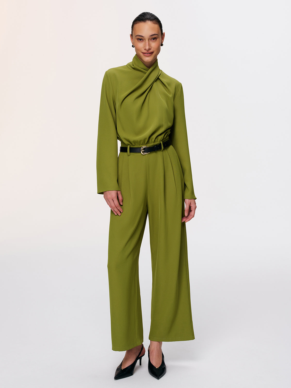 Jumpsuit mit Gürtel, gedrehtem Ausschnitt und weitem Bein