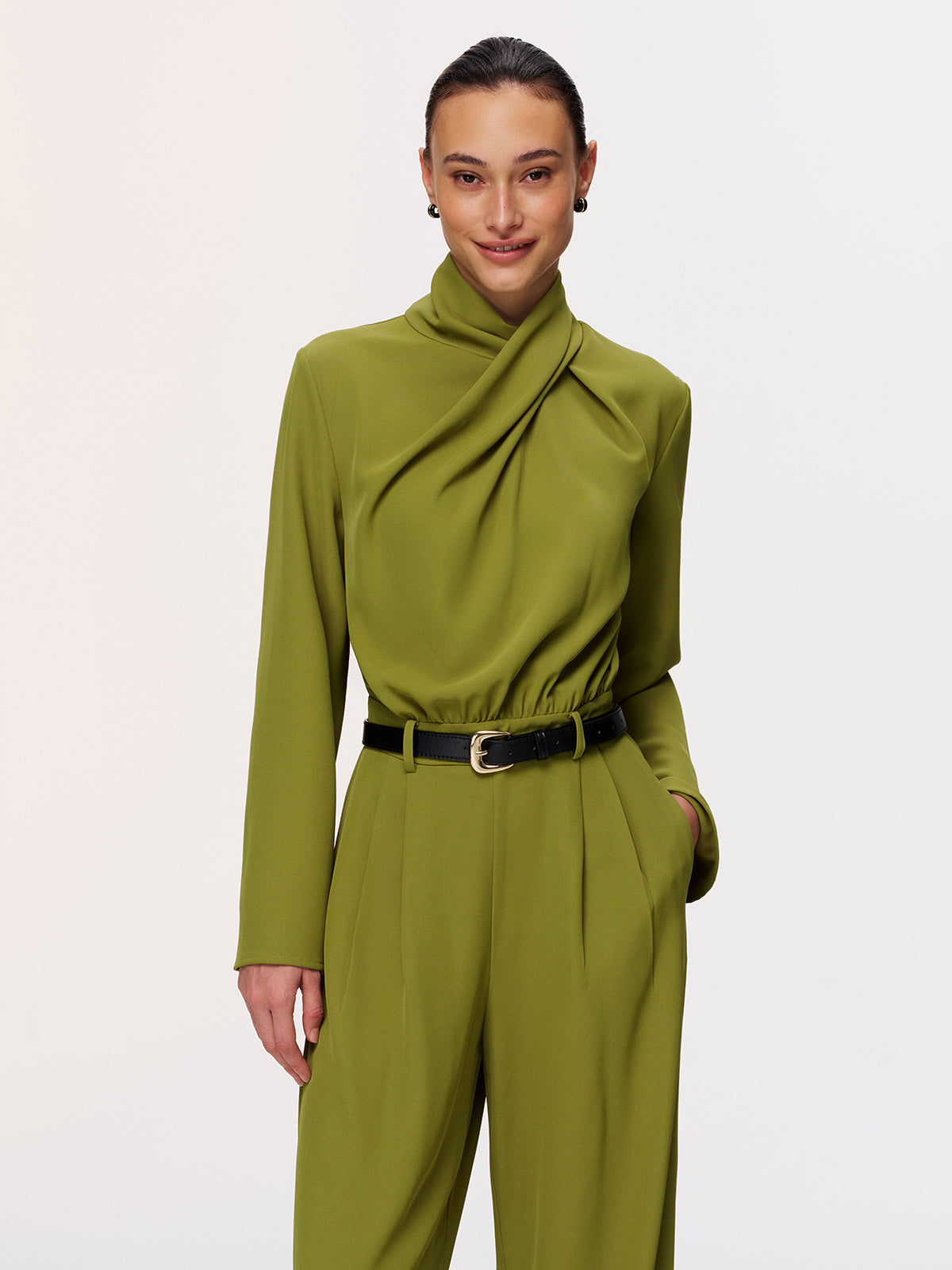Jumpsuit mit Gürtel, gedrehtem Ausschnitt und weitem Bein
