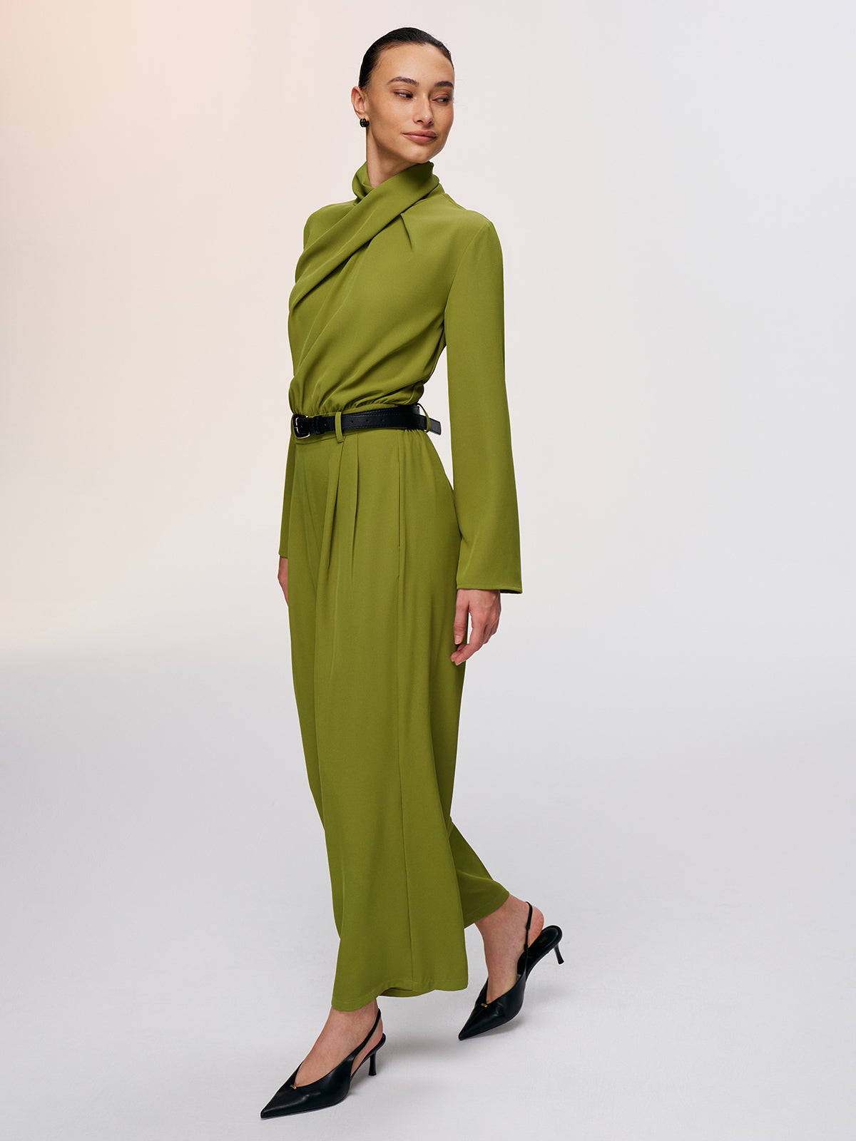 Jumpsuit mit Gürtel, gedrehtem Ausschnitt und weitem Bein
