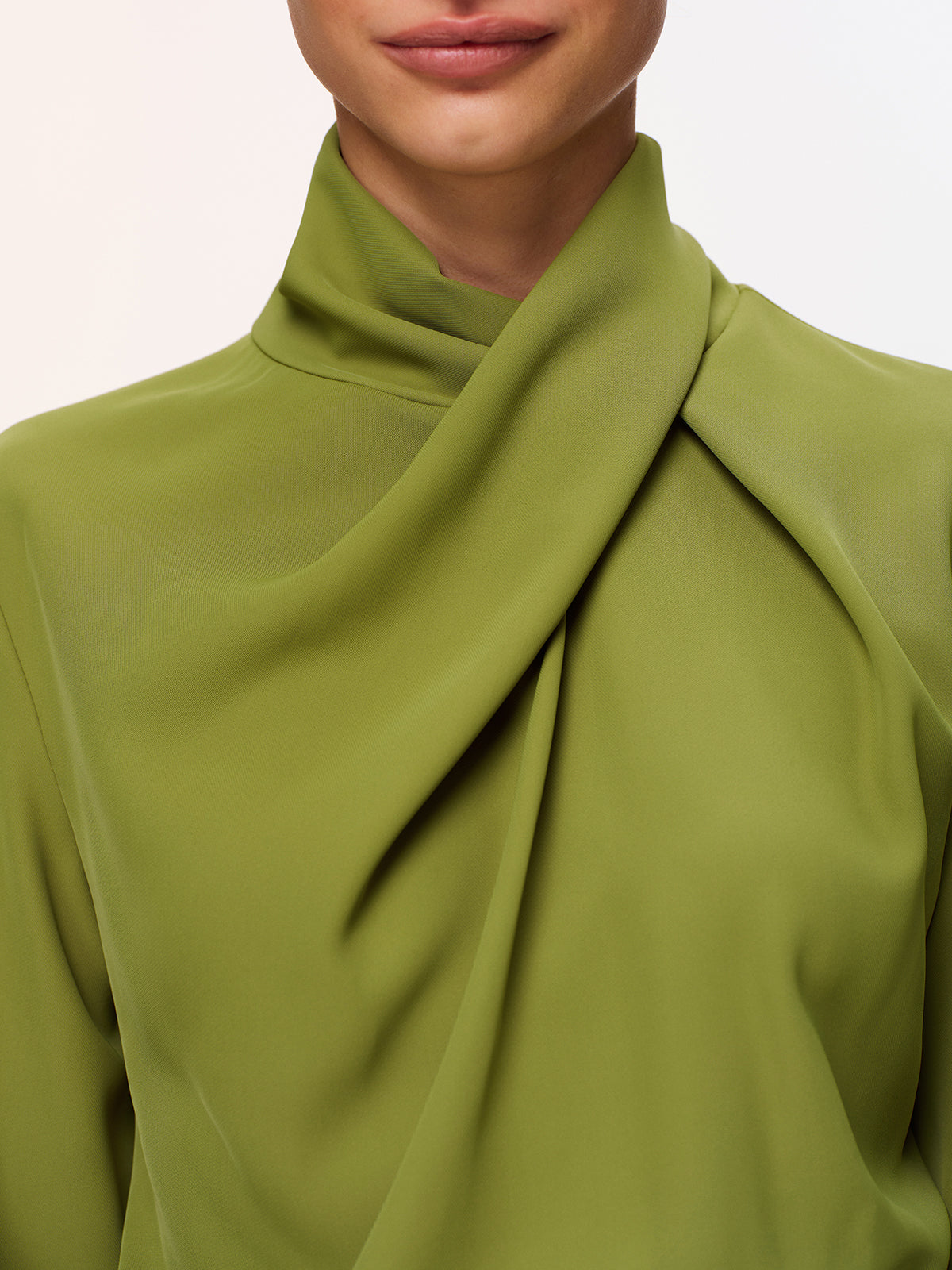 Jumpsuit mit Gürtel, gedrehtem Ausschnitt und weitem Bein