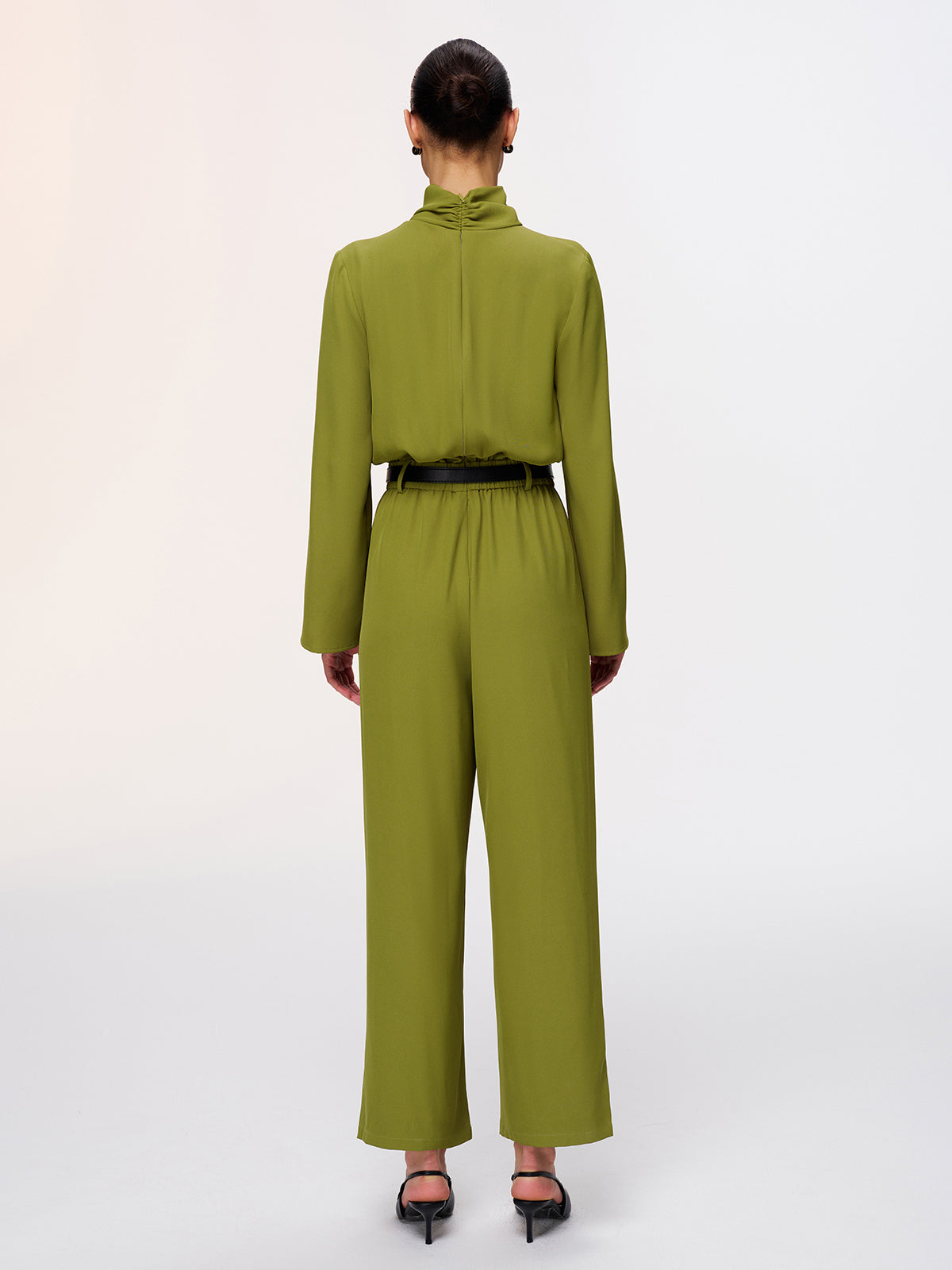 Jumpsuit mit Gürtel, gedrehtem Ausschnitt und weitem Bein