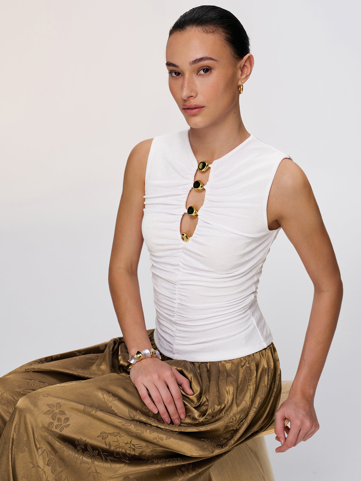 Ärmelloses gerafftes Top mit Metalldetail und Cut-Outs