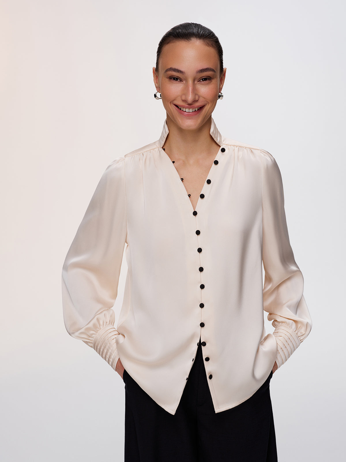 Bluse aus Satin mit Stehkragen und kontrastierenden Knöpfen