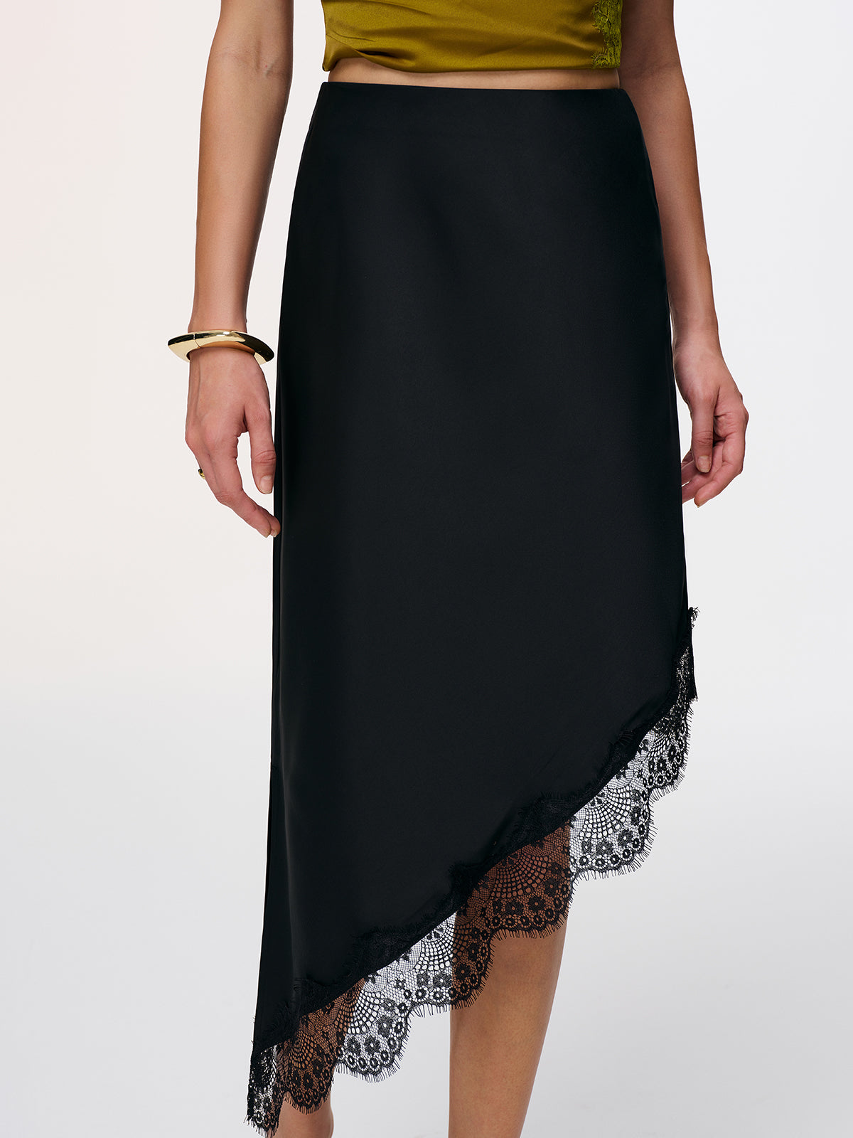 Satin-Midi-Rock mit asymmetrischer Spitze