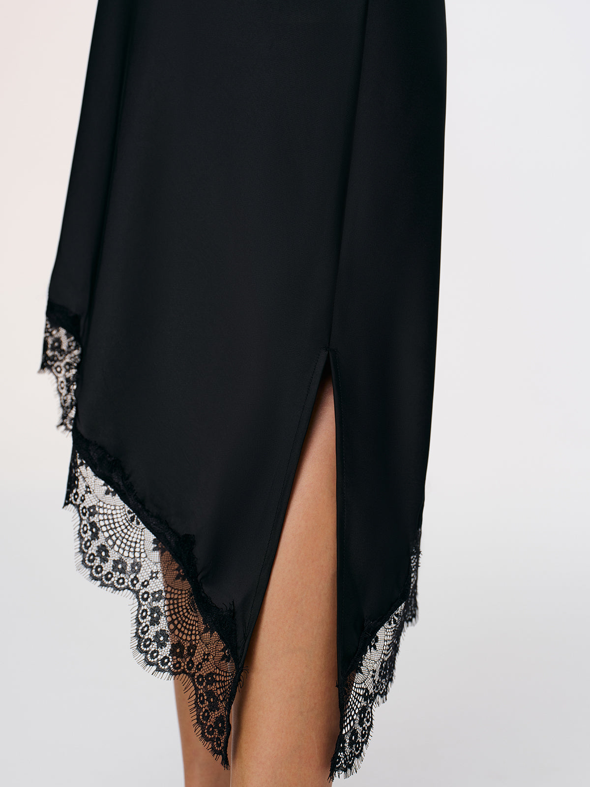 Satin-Midi-Rock mit asymmetrischer Spitze