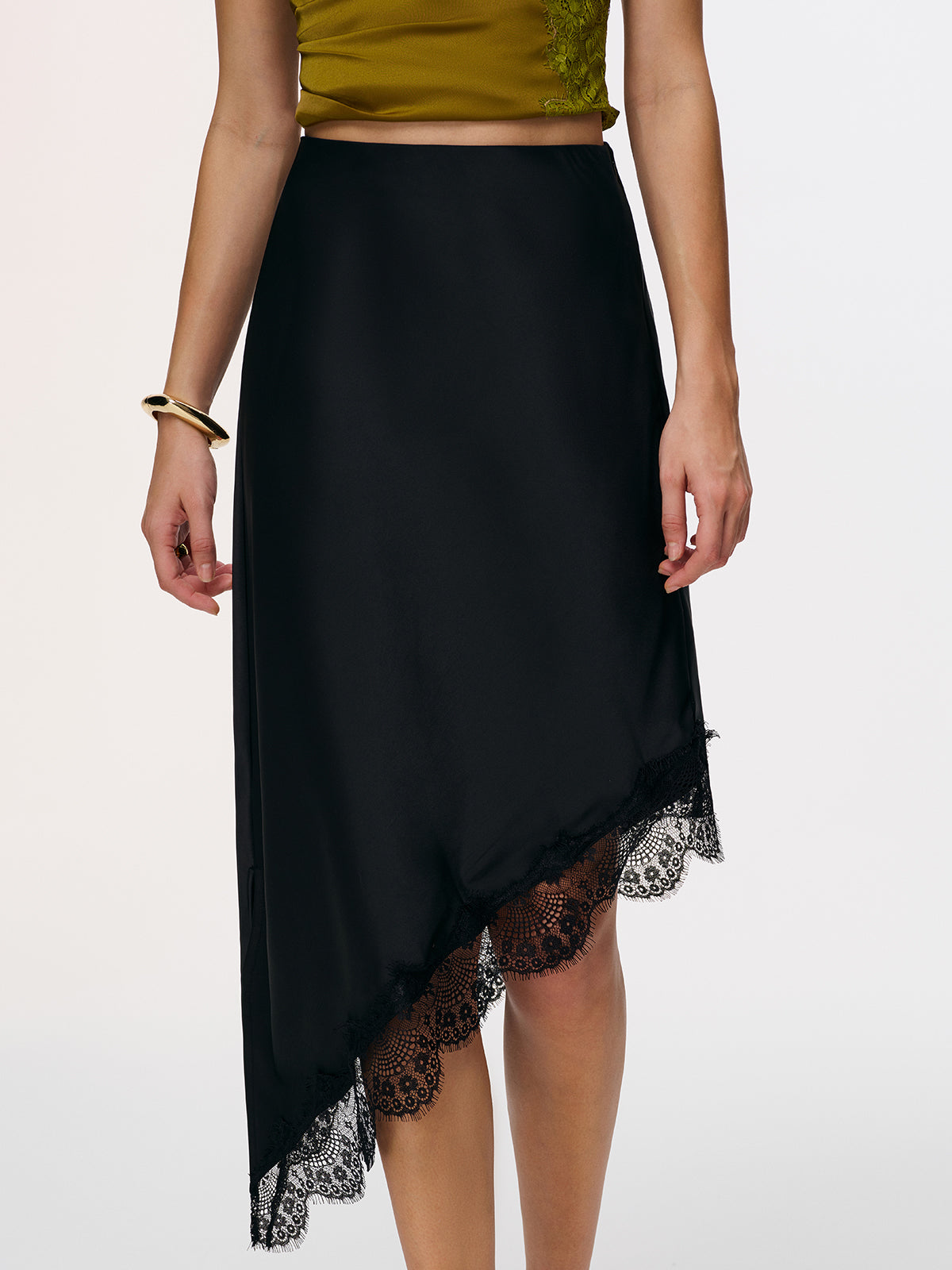 Satin-Midi-Rock mit asymmetrischer Spitze