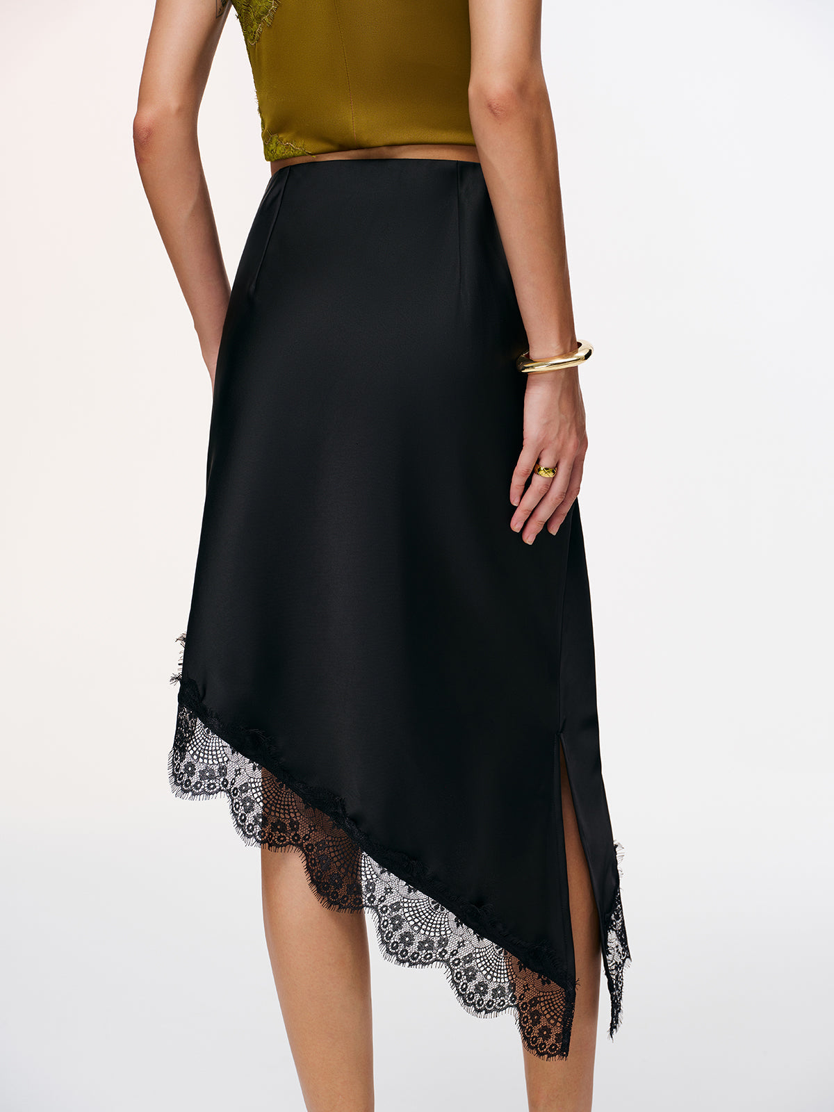 Satin-Midi-Rock mit asymmetrischer Spitze