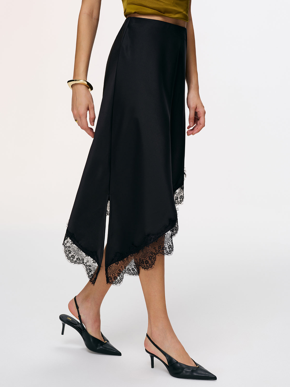 Satin-Midi-Rock mit asymmetrischer Spitze