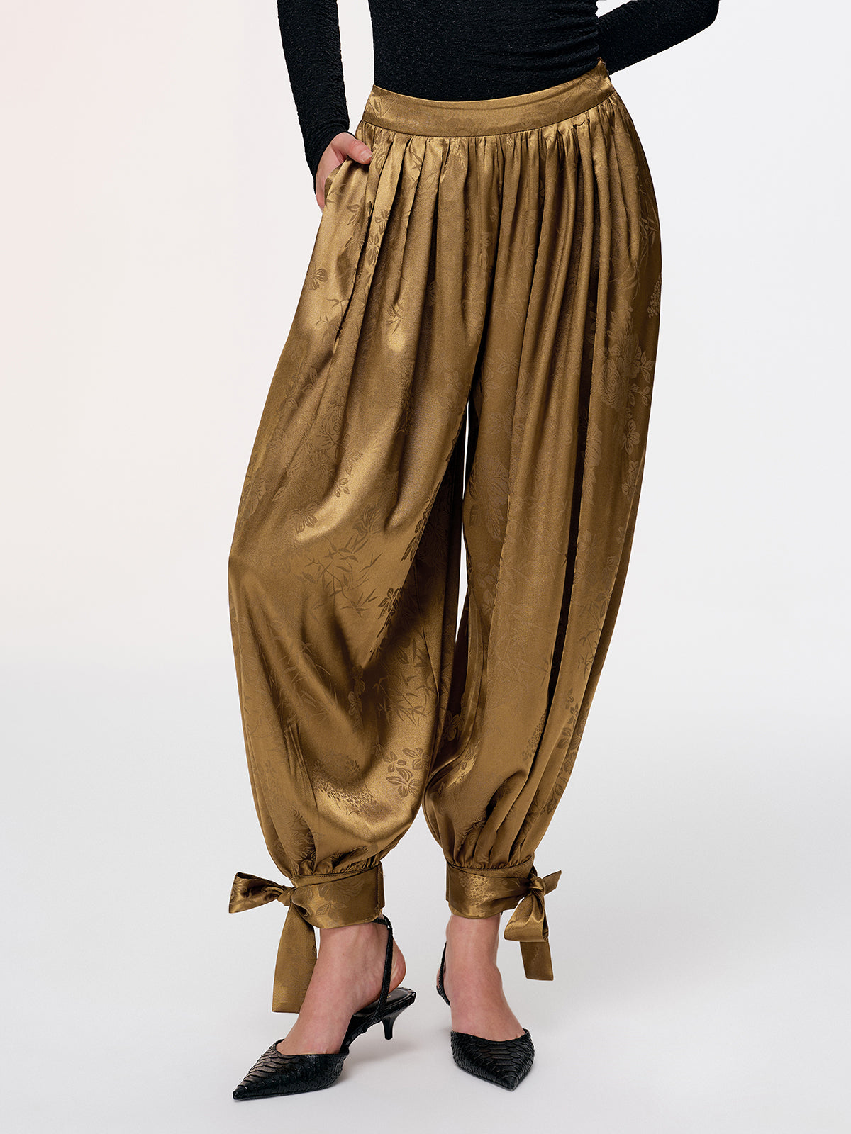 Pantalon Sarouel en Brocart Satiné à Revers aux Chevilles