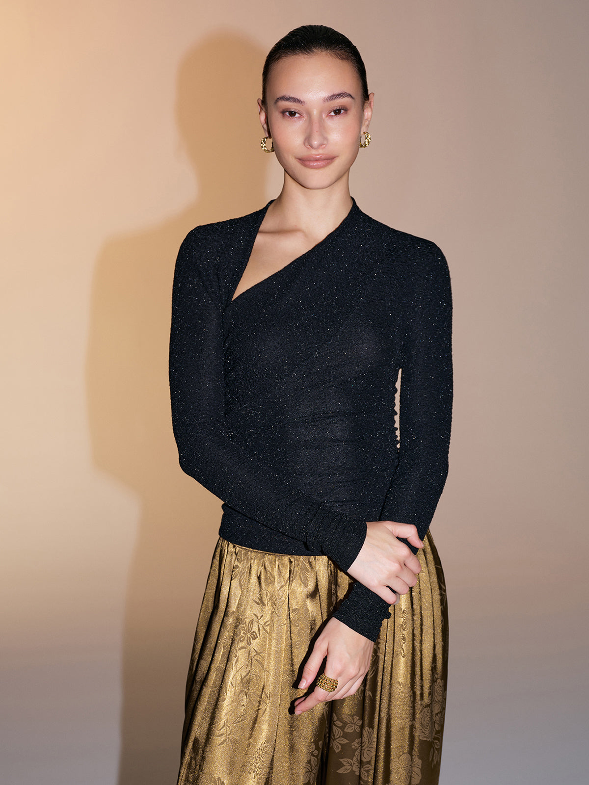 Asymmetrisches One-Shoulder-Glitzer-Stricktop