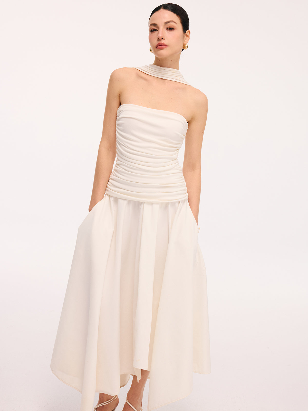 Robe mi-longue asymétrique froncée à licou
