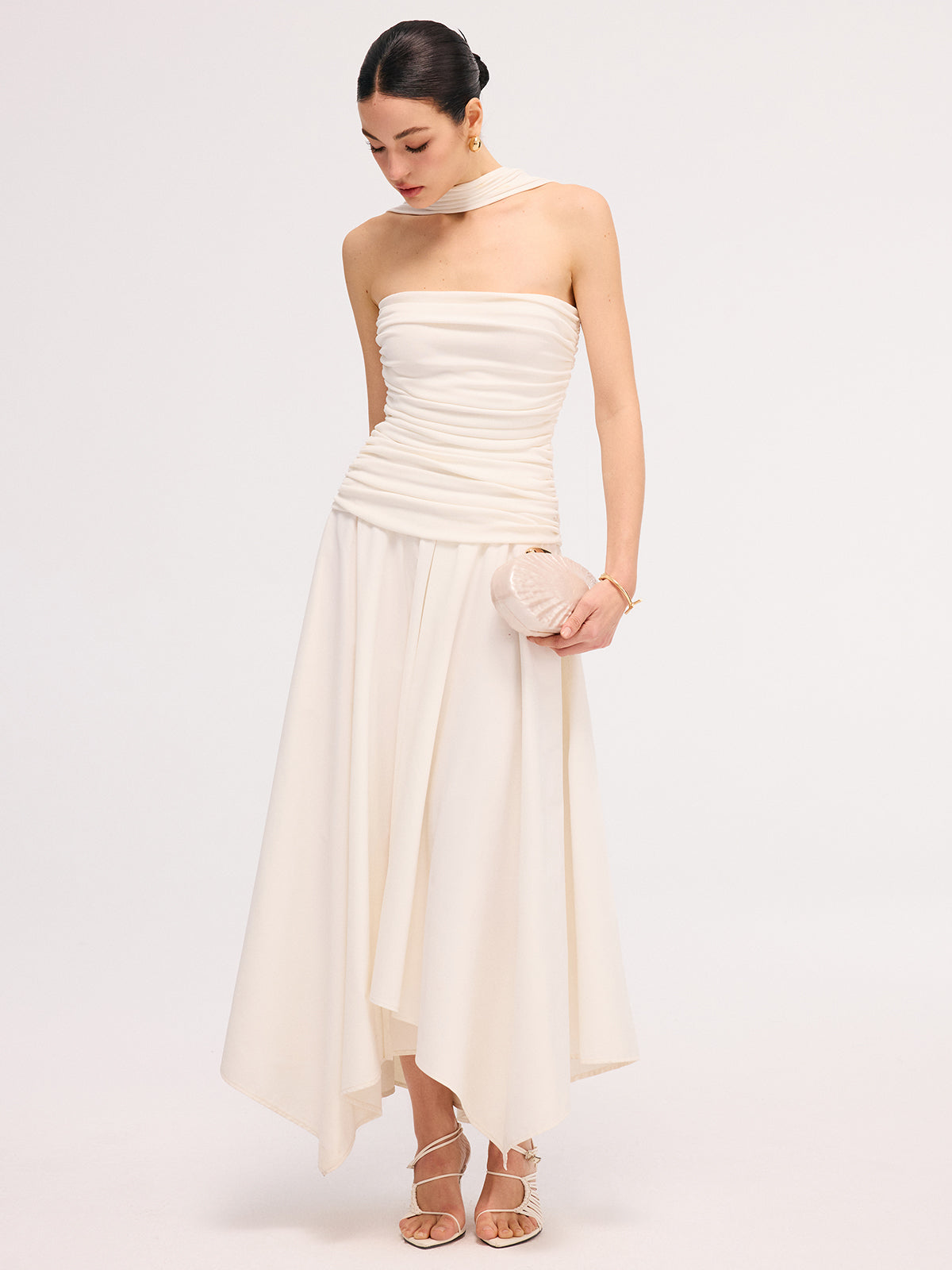 Robe mi-longue asymétrique froncée à licou