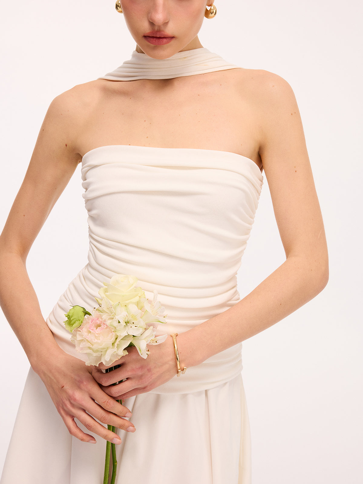 Robe mi-longue asymétrique froncée à licou