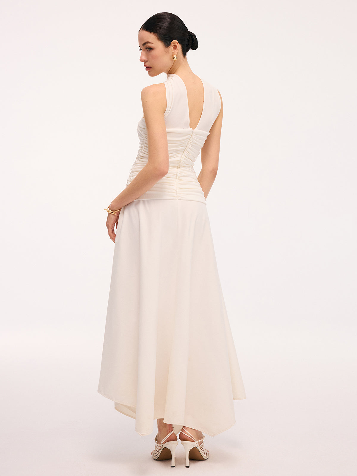 Midi-Kleid mit asymmetrischem Saum, Raffungen und Neckholder