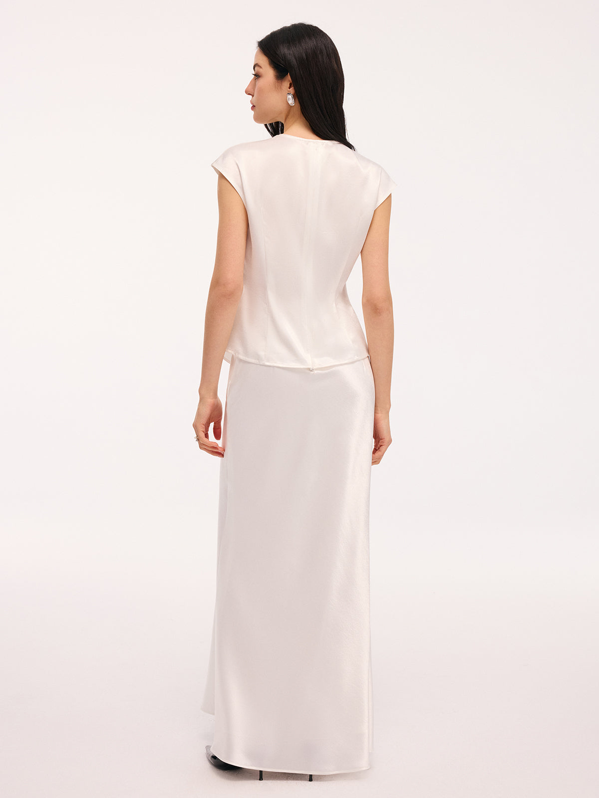 Satin-Top und Maxirock mit Spitzenbesatz und Schleife