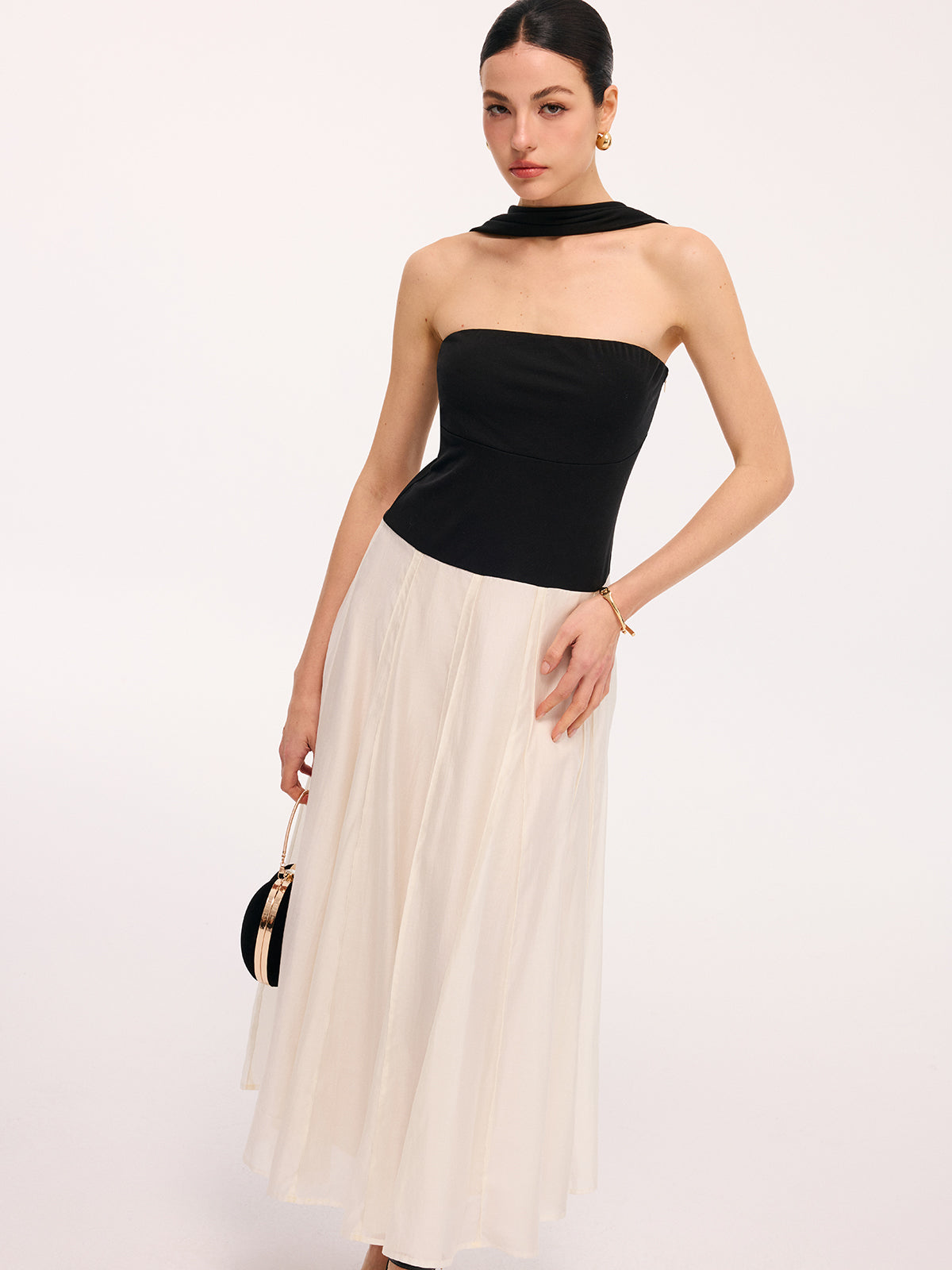 Robe longue dos nu à licou, design color-block et empiècements