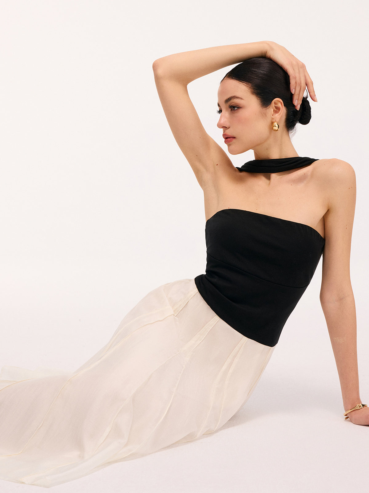 Robe longue dos nu à licou, design color-block et empiècements