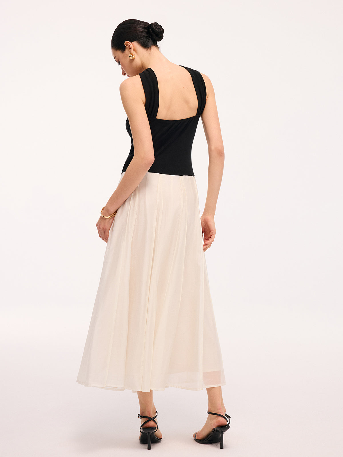 Robe longue dos nu à licou, design color-block et empiècements