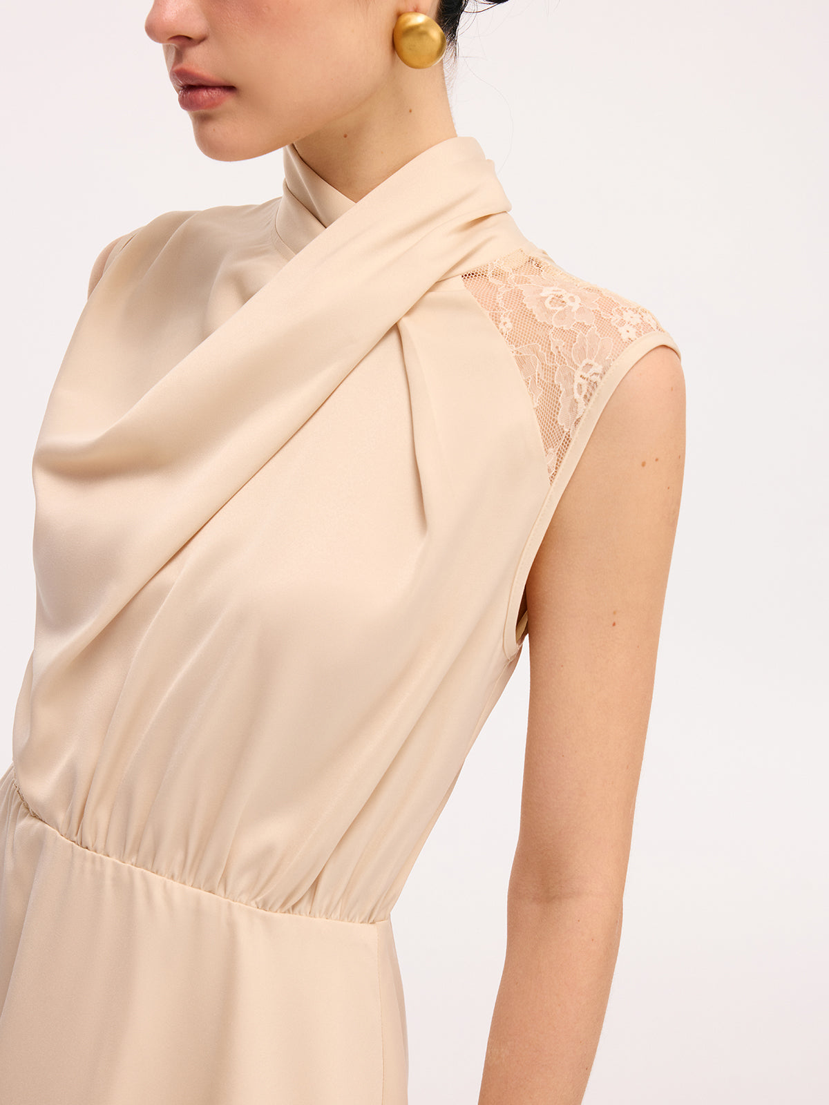 Lagenförmiges Saum-Spitzenpaneel-Satin-Kleid ohne Gürtel