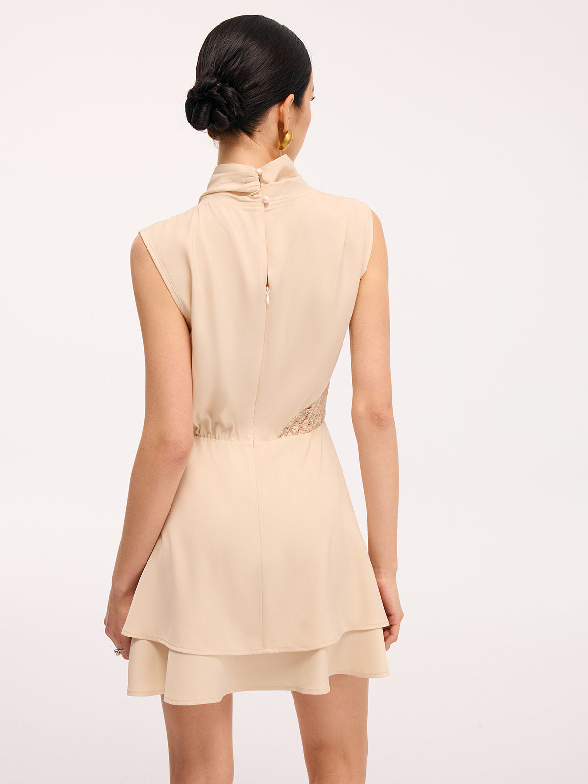 Robe en satin à empiècement en dentelle et ourlet étagé, sans ceinture
