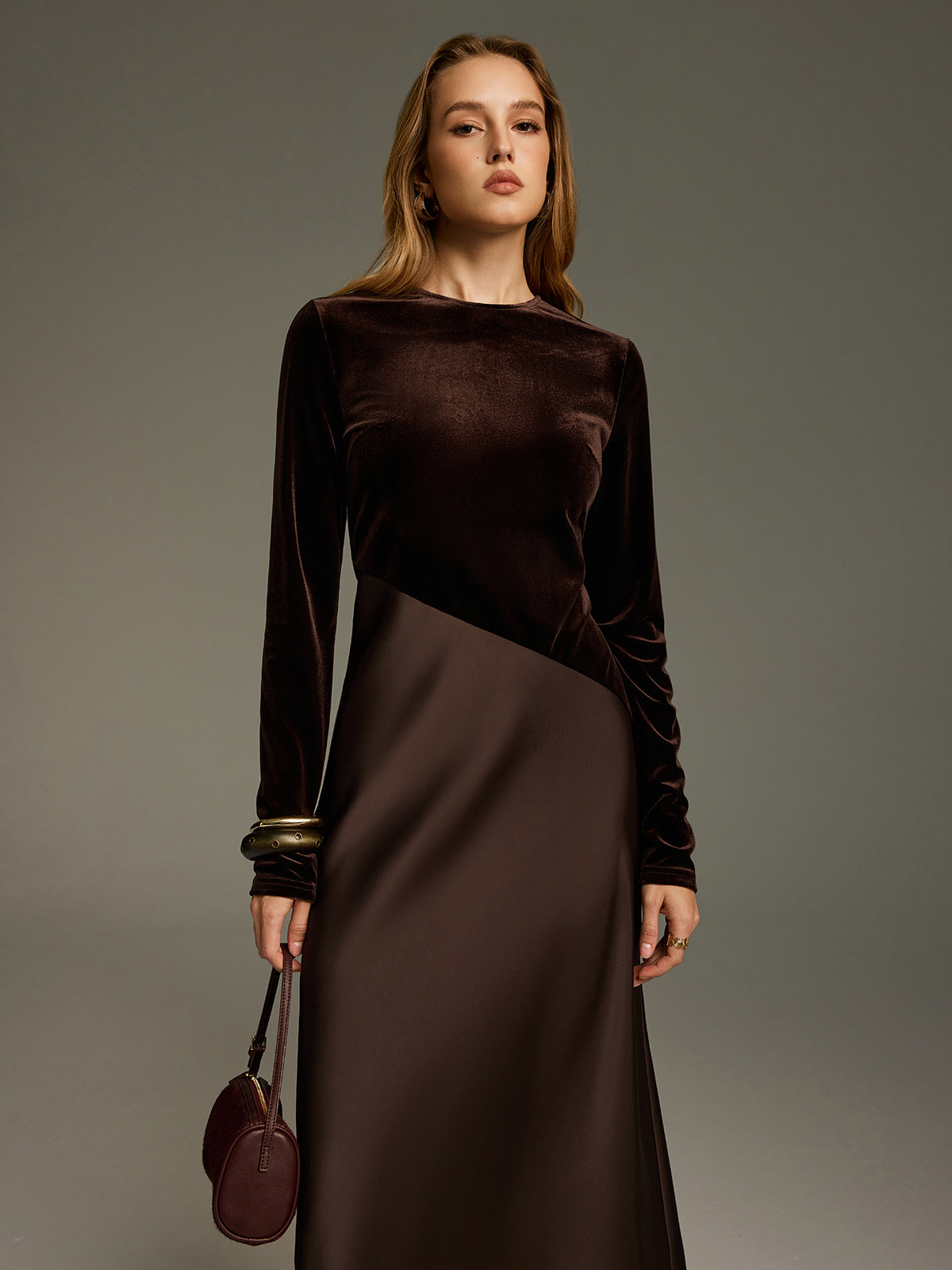 Maxikleid mit Samt- & Satin-Einsätzen und langen Ärmeln