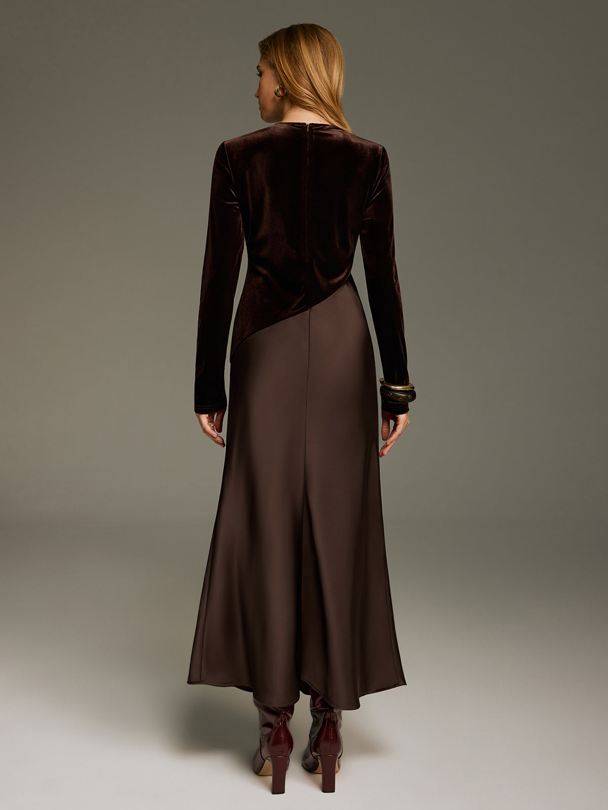 Maxikleid mit Samt- & Satin-Einsätzen und langen Ärmeln