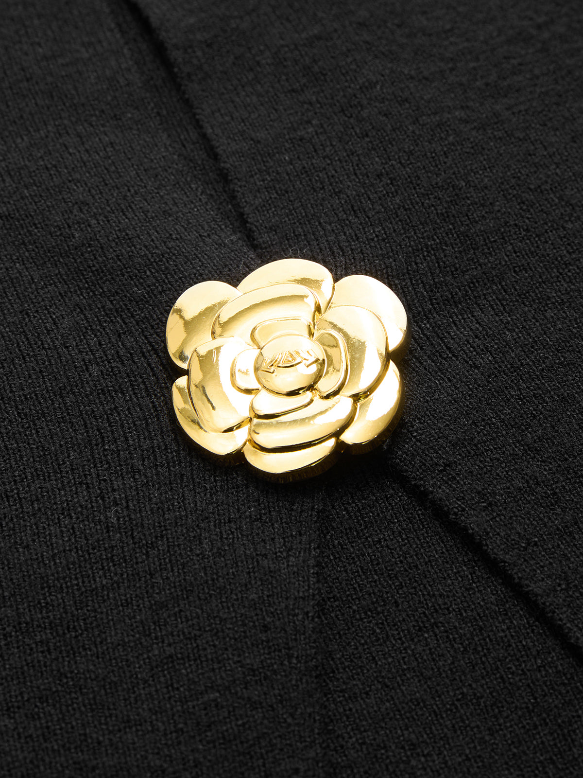 Haut court en maille de fleurs découpées avec boutons et col montant