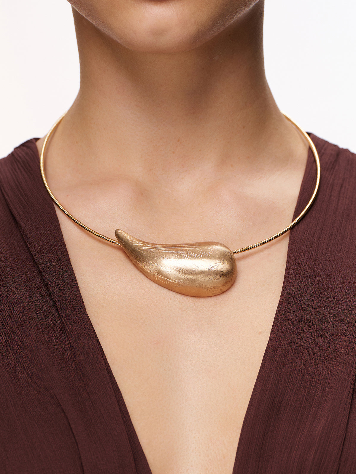 Teardrop-Shaped Choker Necklace