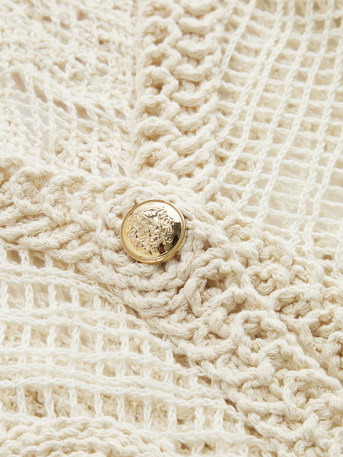 Gehäkelte Strickweste mit V-Ausschnitt und Ajourmuster