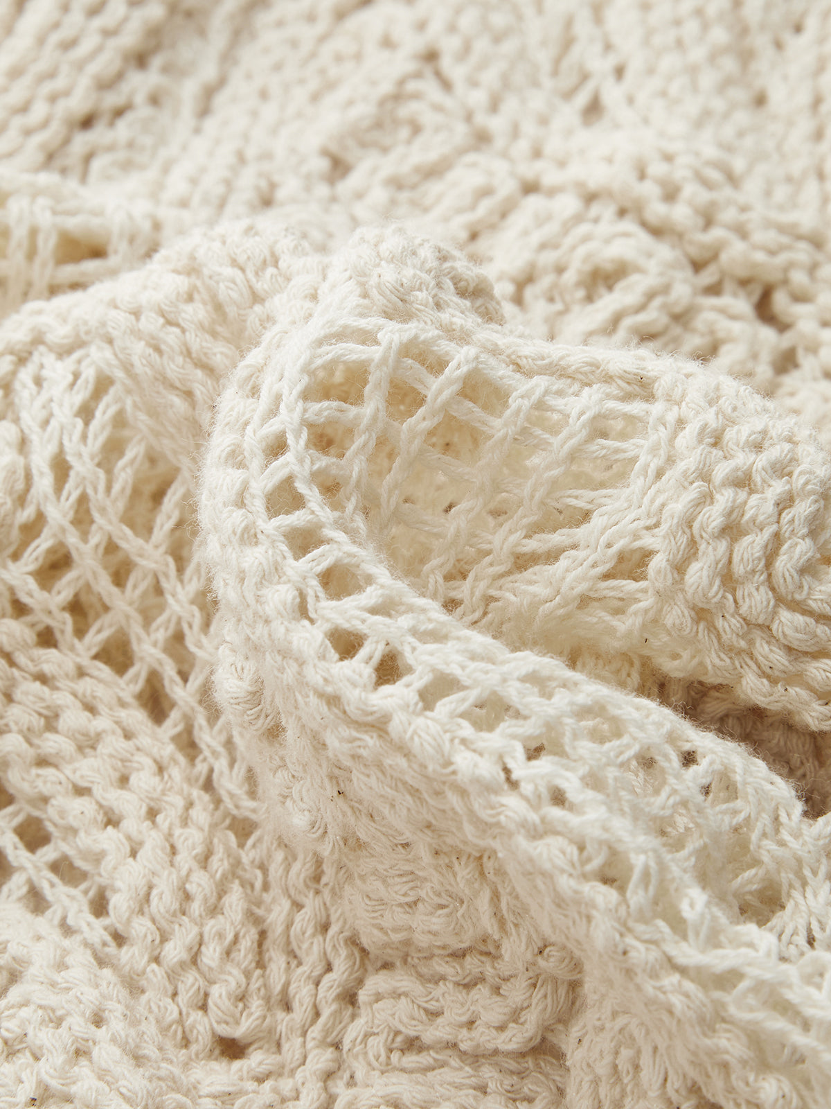 Gehäkelte Strickweste mit V-Ausschnitt und Ajourmuster