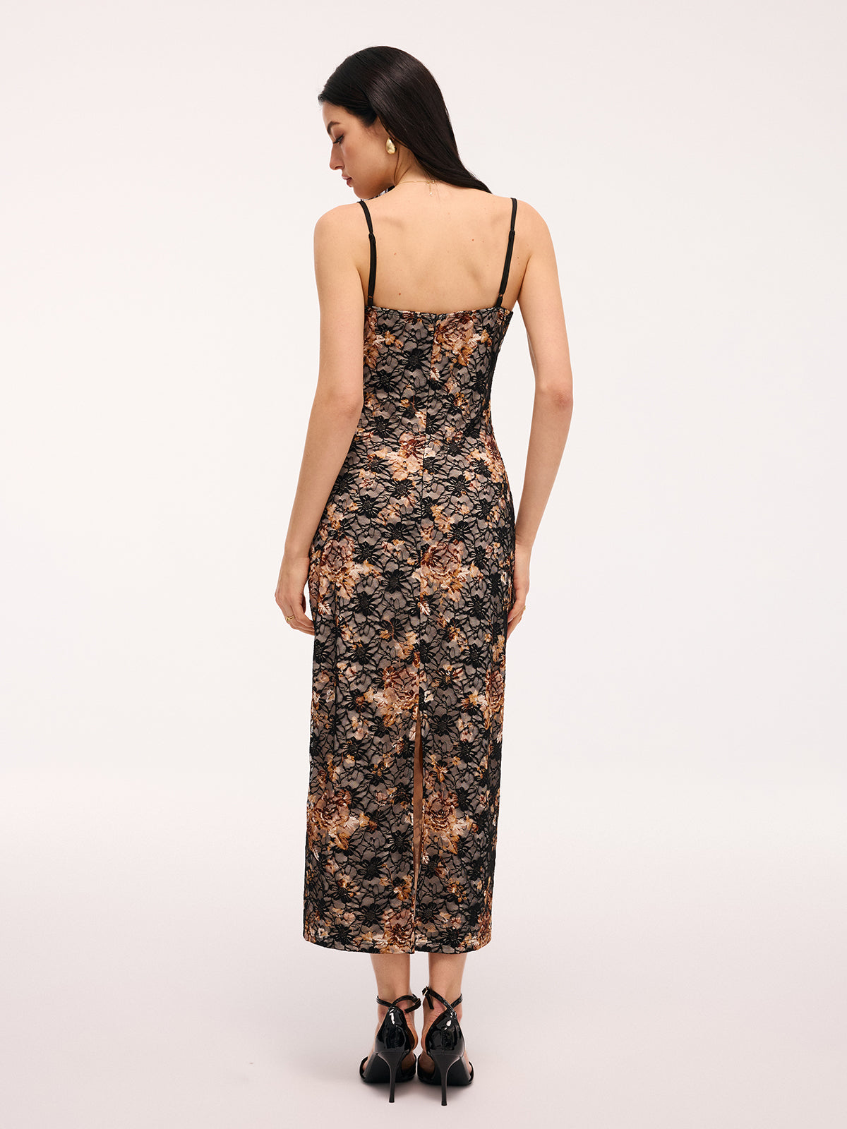 Robe longue à fines bretelles en dentelle florale