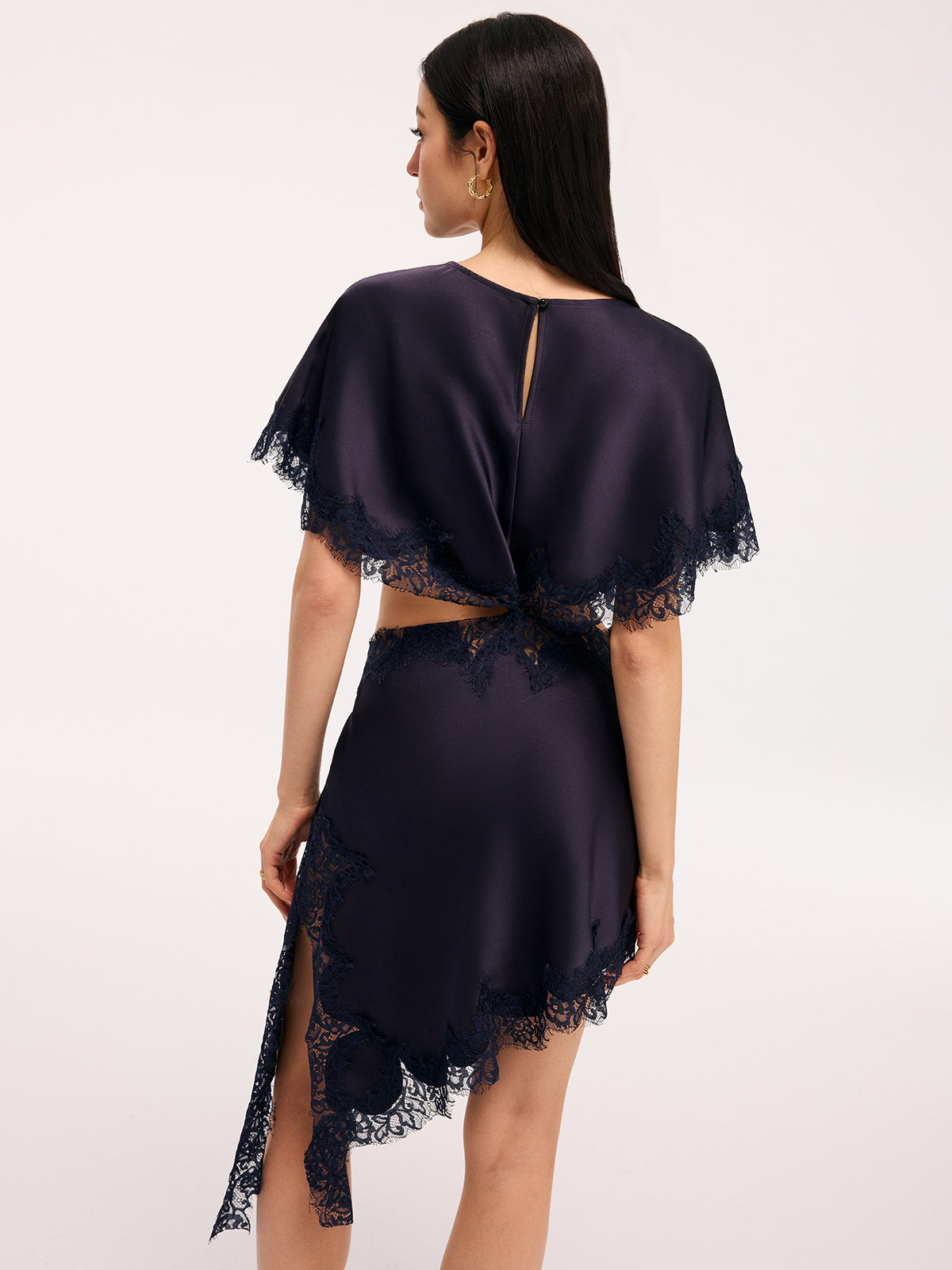 Mini-Satin-Kleid mit Spitzensaum, Cut-Out und Capelet
