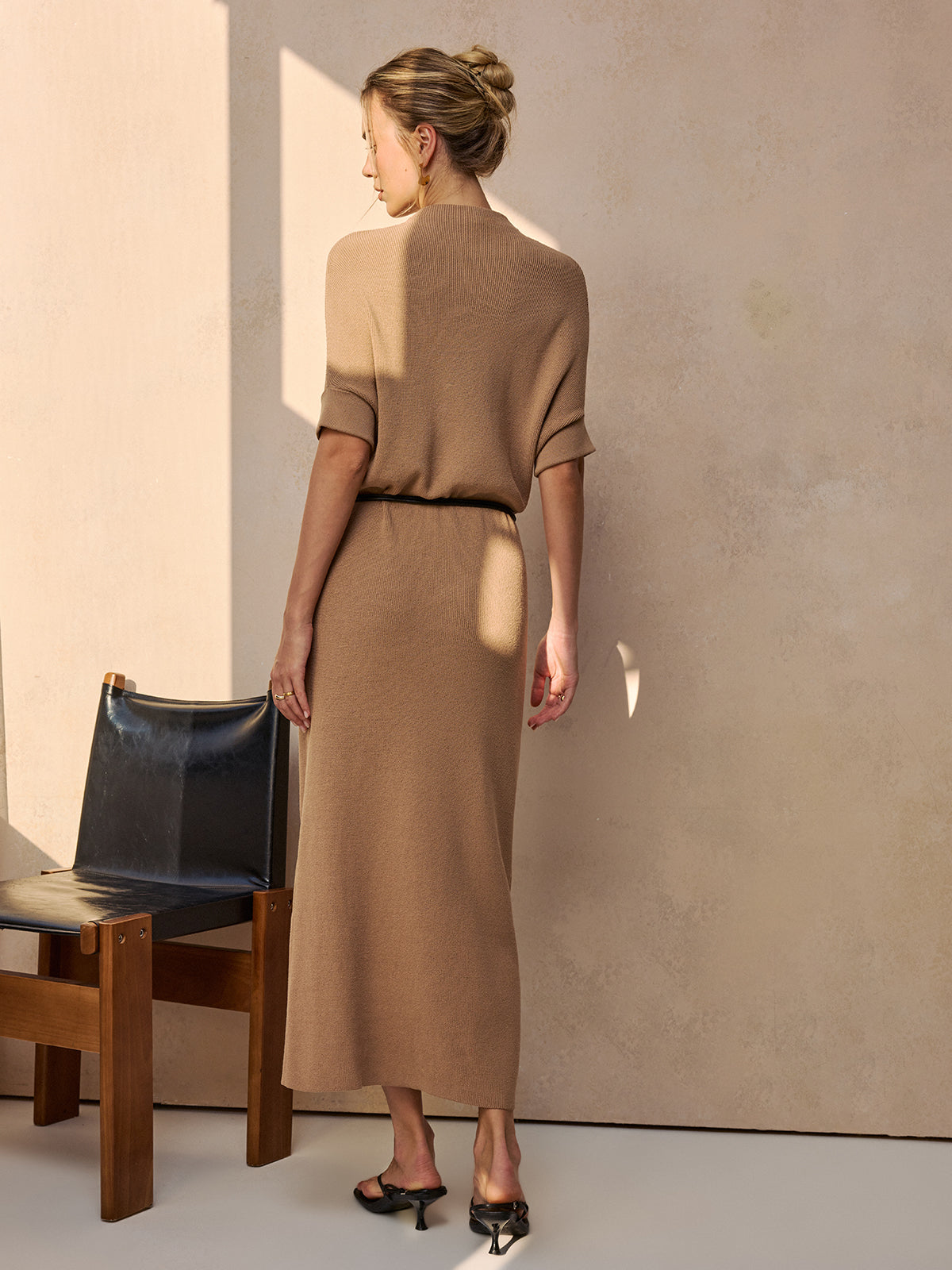 Geripptes Midi-Strickkleid mit Gürtel