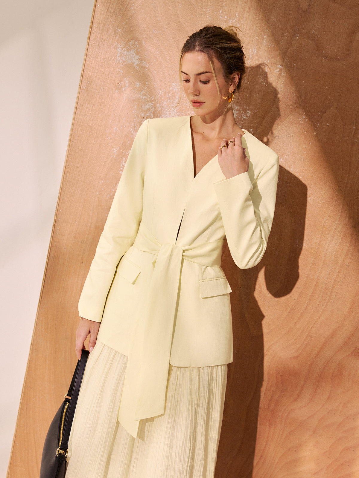 Taillierter Blazer mit V-Ausschnitt und Gürtel