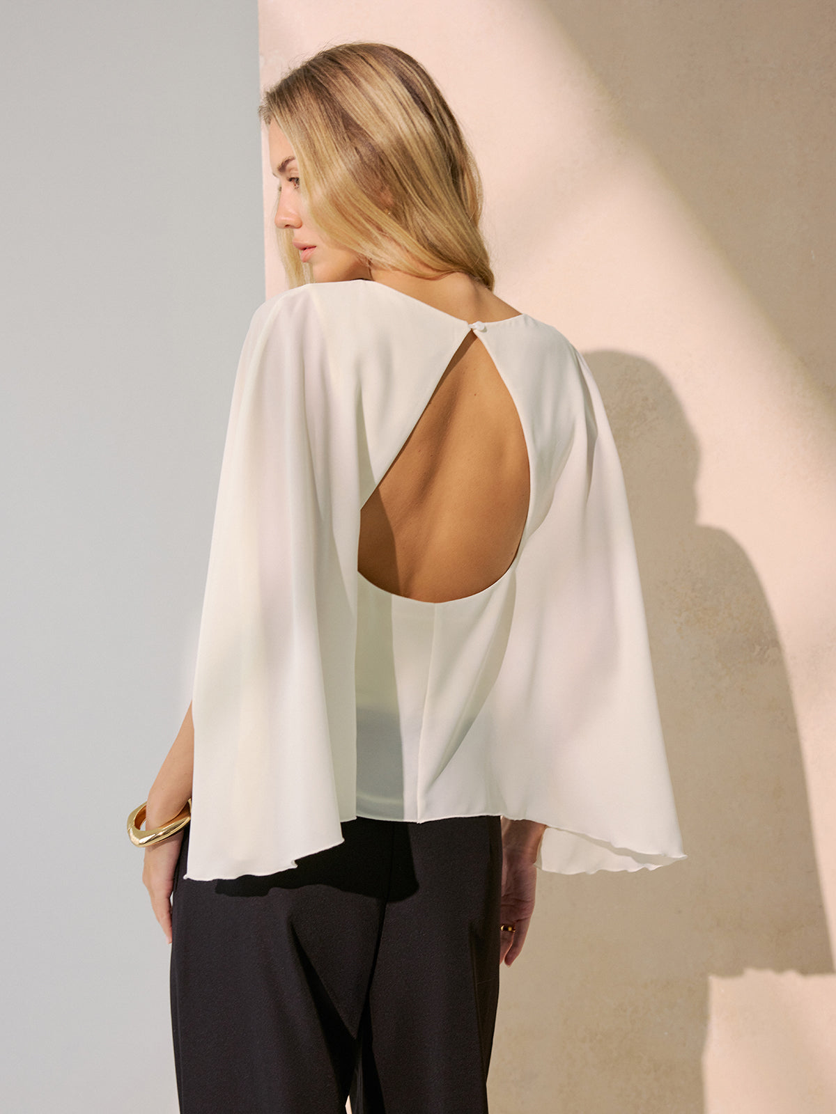 Rückenfreie Bluse mit drapierten Cape-Ärmeln