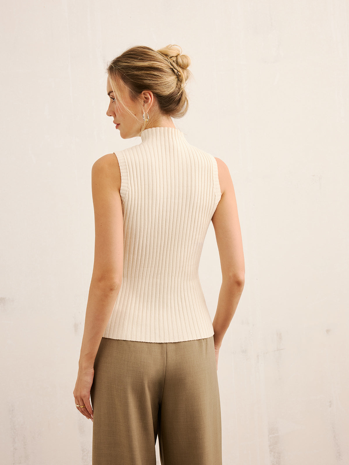 Geripptes Tanktop mit Stehkragen und Metalldetail