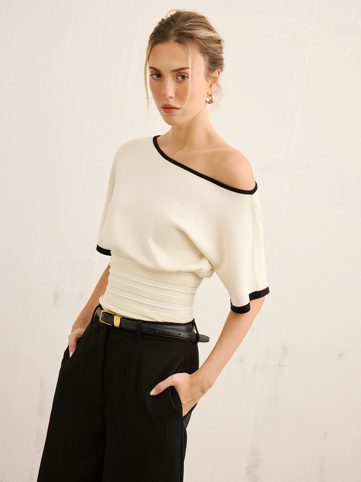 Stricktop mit Kontrastbesatz und geraffter Taille