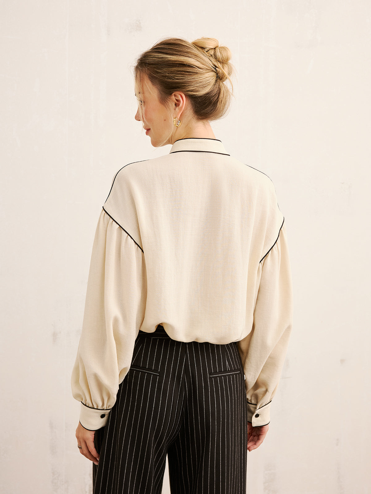 Bluse mit Stehkragen und Kontrastpaspel