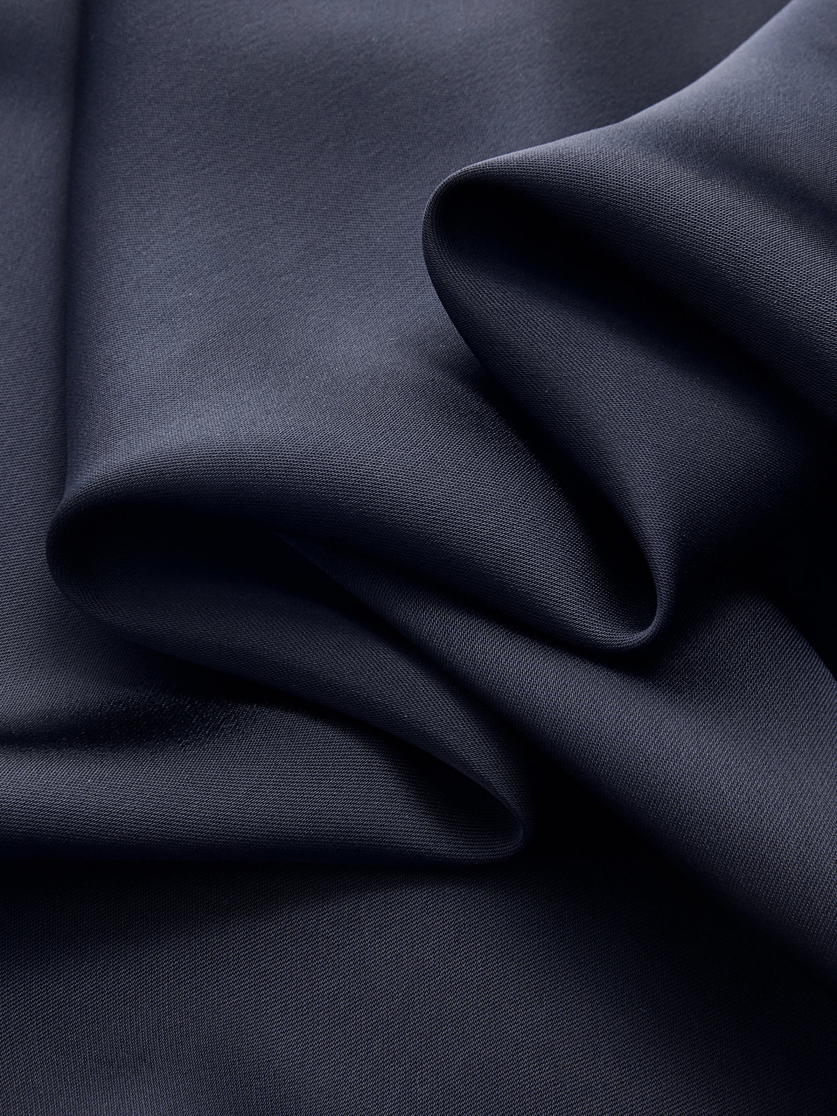 Mini-jupe asymétrique en satin à ourlet en dentelle