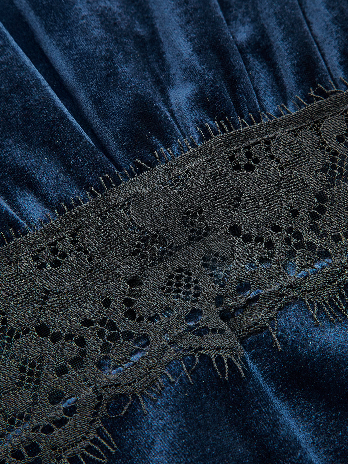 Midikleid aus Samt mit V-Ausschnitt und Spitzeneinsatz