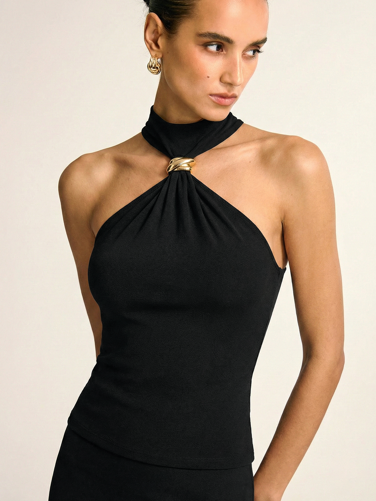 Eng anliegendes Neckholder-Oberteil mit Metalldetails