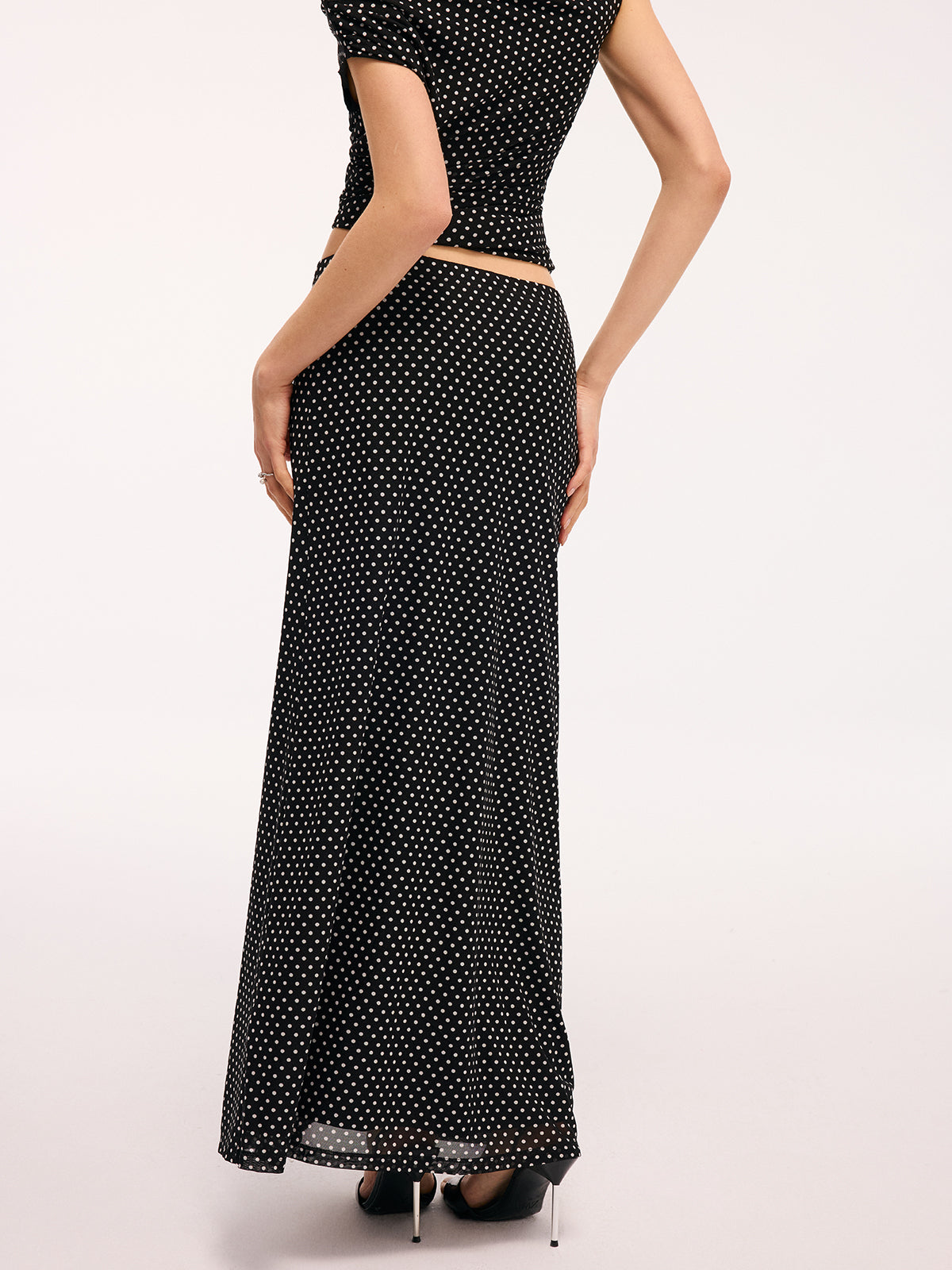 Ensemble top à pois asymétrique et jupe longue