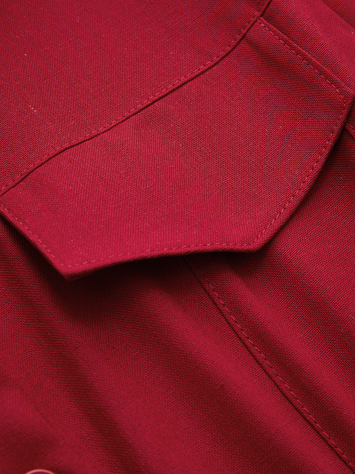 Ärmellose Bluse mit Kragen, Plissee-Saum und Gürtel