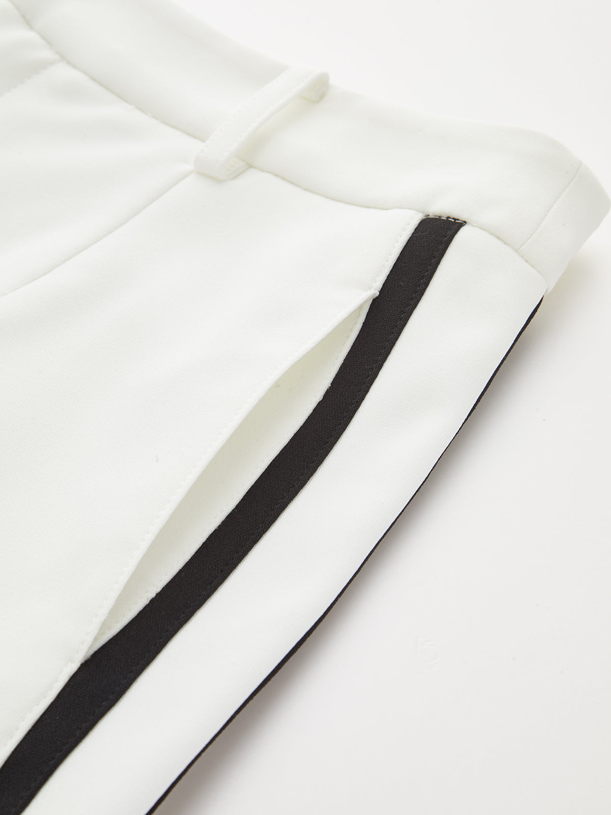 Ensemble haut dos nu et short avec ceinture et bordures contrastantes