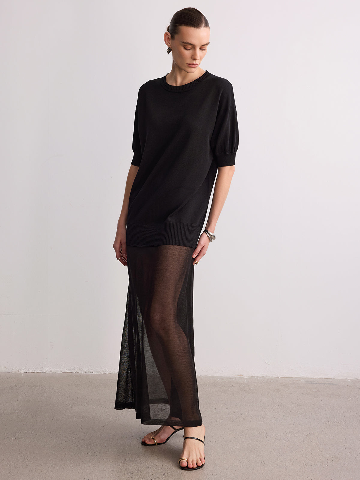 Robe longue en maille à manches courtes et ourlet transparent