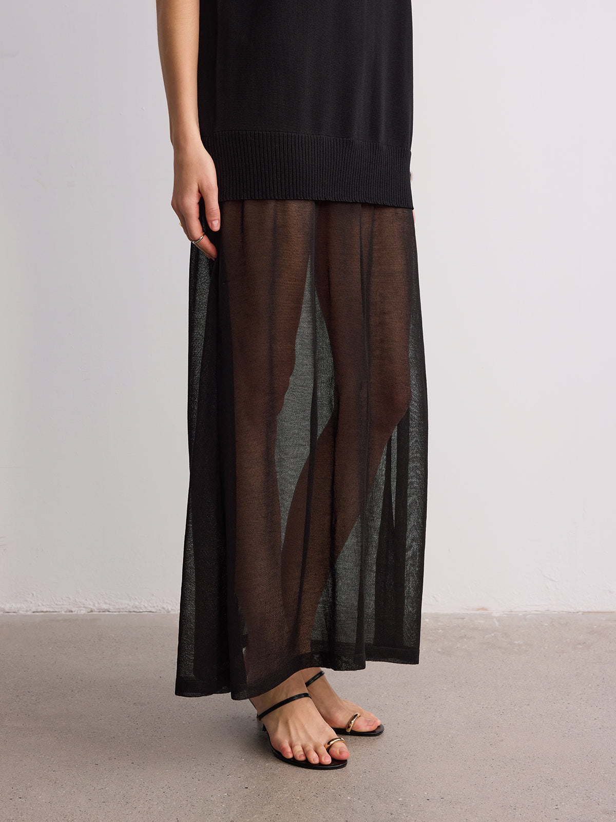 Robe longue en maille à manches courtes et ourlet transparent