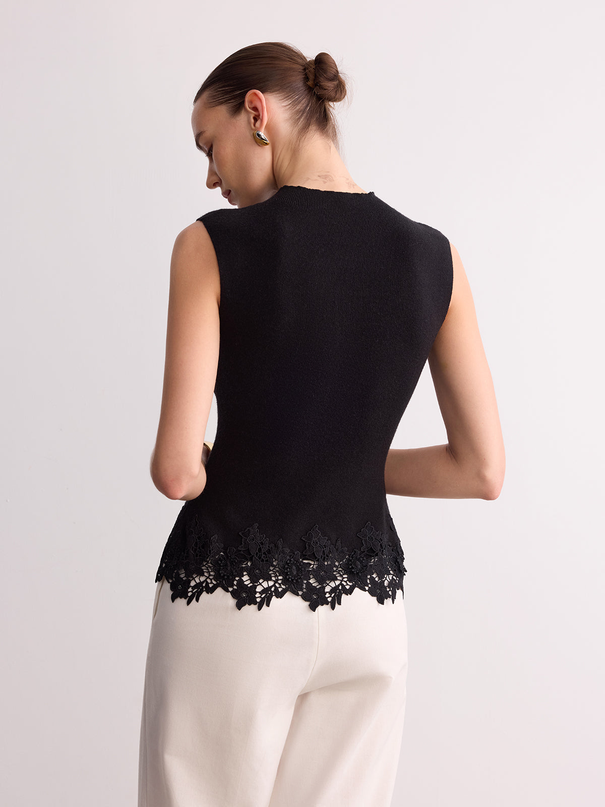 Ärmellose Strickweste mit Spitzenbesatz