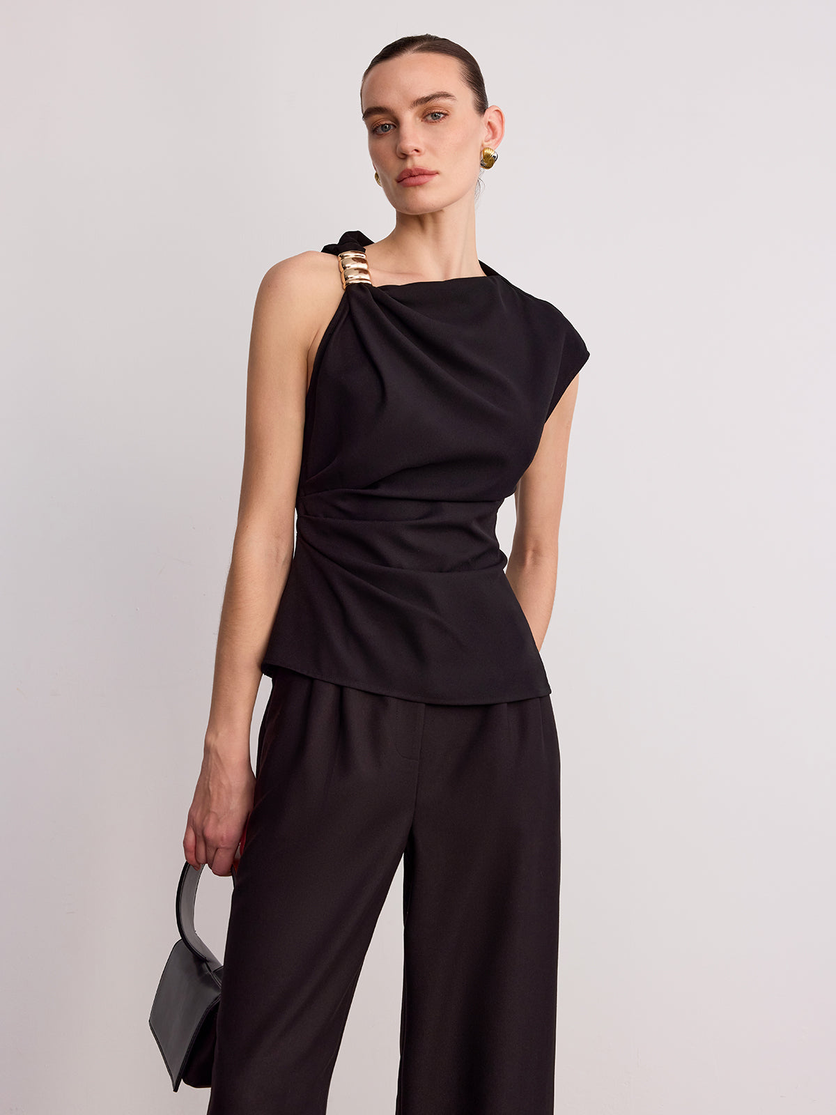 Ärmelloses asymmetrisches Top mit Metallschnalle