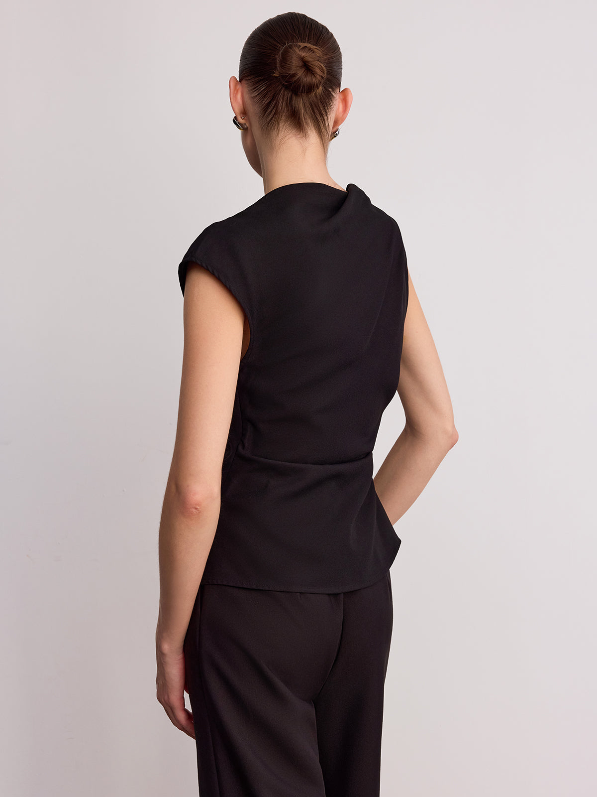 Ärmelloses asymmetrisches Top mit Metallschnalle