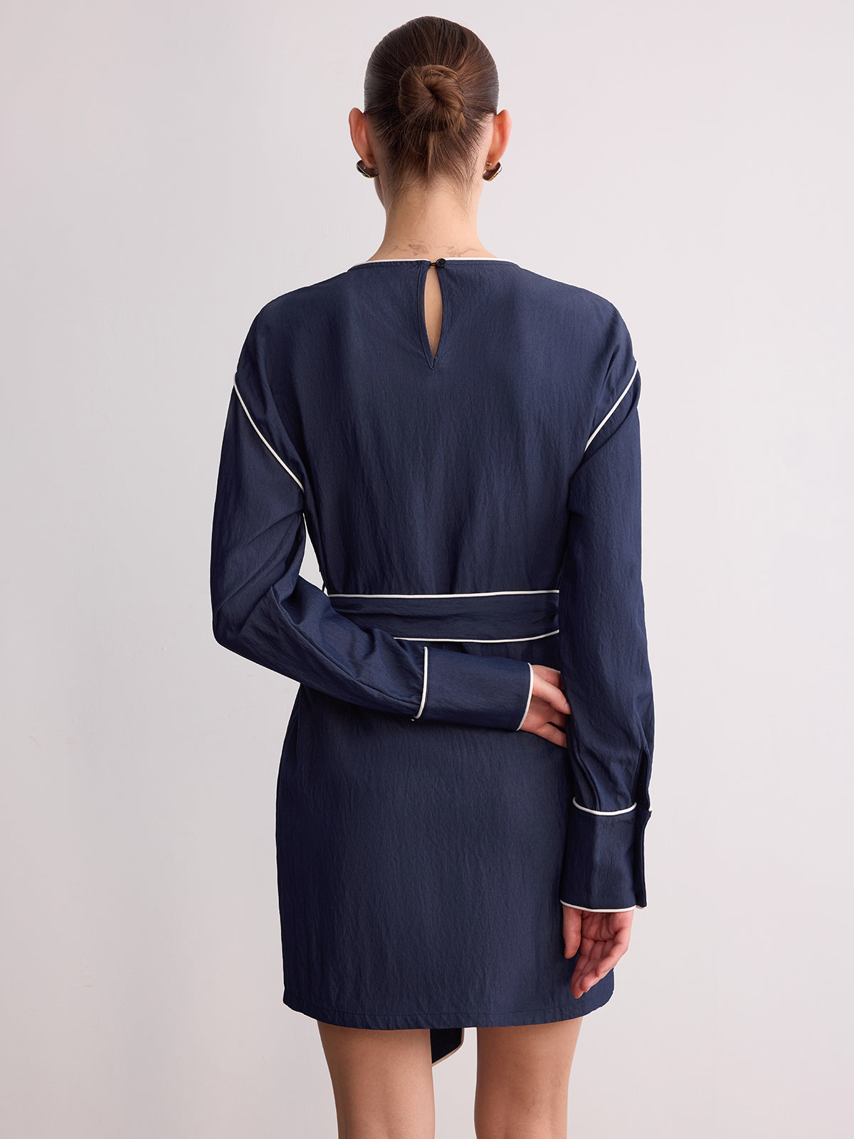 Gürtel-Minikleid mit Kontrastpaspel und langen Ärmeln